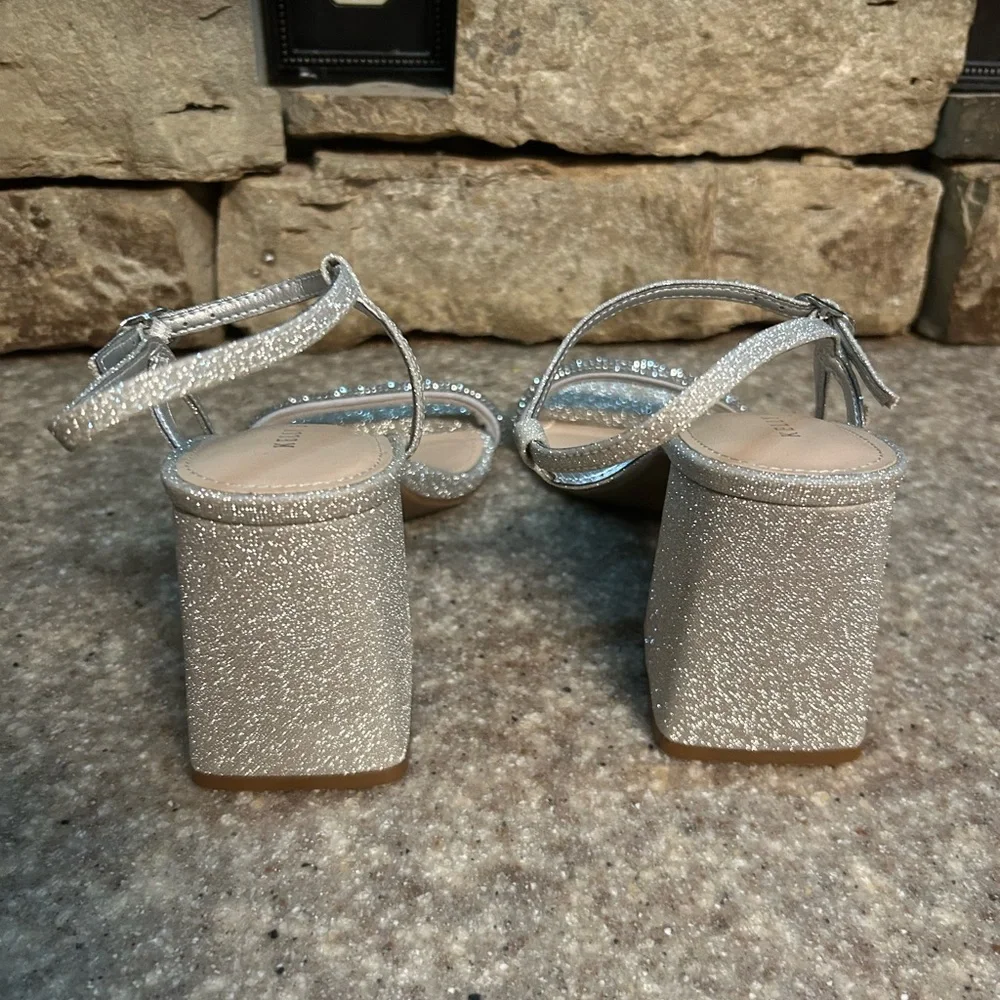 Silver Dress shoe size 7 Kelly & Katie Bechela Wide
